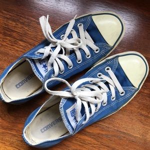 Pretty blue converse!
